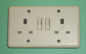 4 screw 1970s socket 1096-3.jpg
